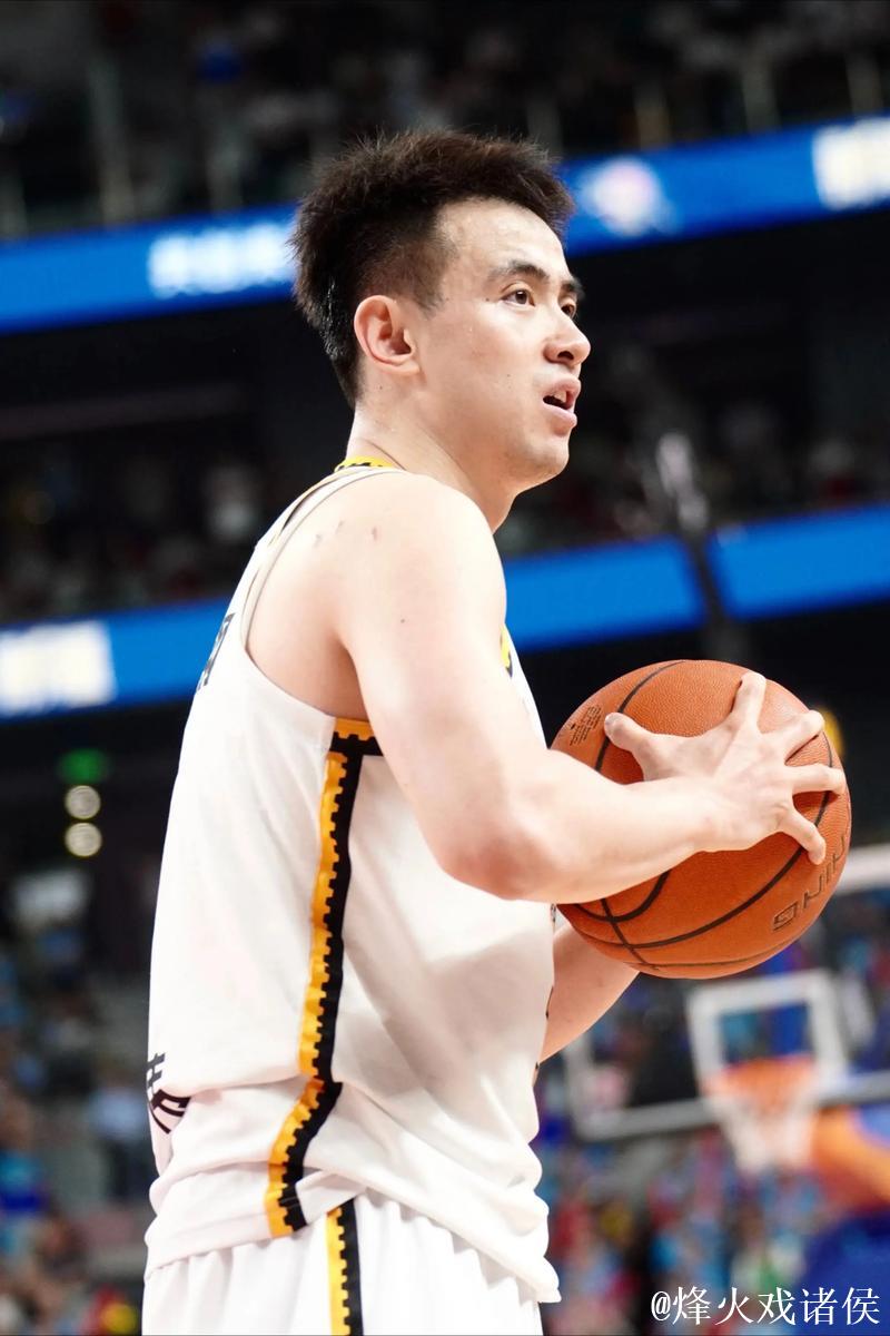 张镇麟34分赵继伟19+14 辽宁轻取广东总分1-0